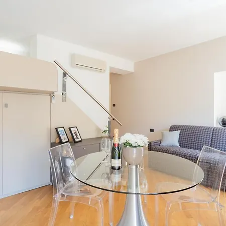 Apartman Charming City Centre By Rentallcomo *