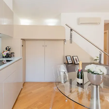 Apartamento Charming City Centre By Rentallcomo *