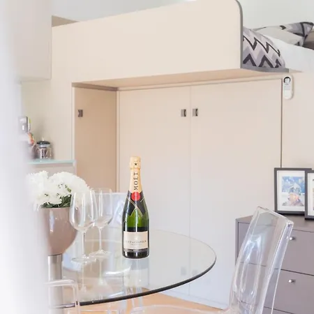 Apartamento Charming City Centre By Rentallcomo *